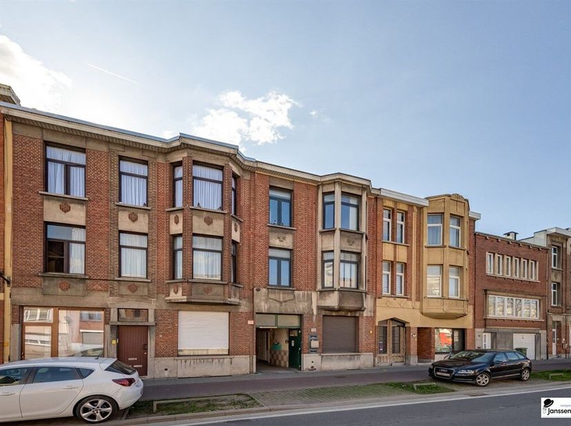 A vendre : Propriété à revenus dans un emplacement central à Merksem !<br />
Cette propriété polyvalente et bien située à Merksem offre de nombreuses
