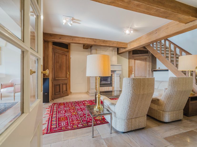 Dit karaktervolle penthouse op een absolute toplocatie combineert authentieke charme met spacieuze woonruimtes en biedt een uitzonderlijk uitzicht op