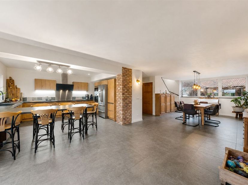 Te koop: ruime en energiezuinige woning met tuin en studio in Gaurain<br />
In het centrum van Gaurain, vlak bij alle voorzieningen, bevindt zich deze