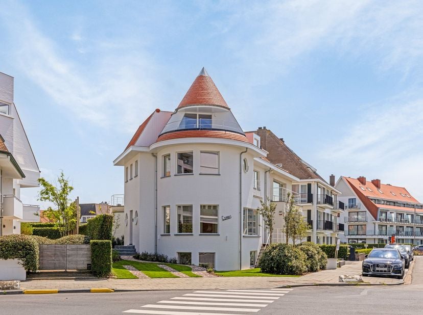 Deze uitzonderlijke villa werd recent totaal gerenoveerd met hoogwaardige materialen en een verfijnde afwerking tot in de kleinste details. Vanuit ver