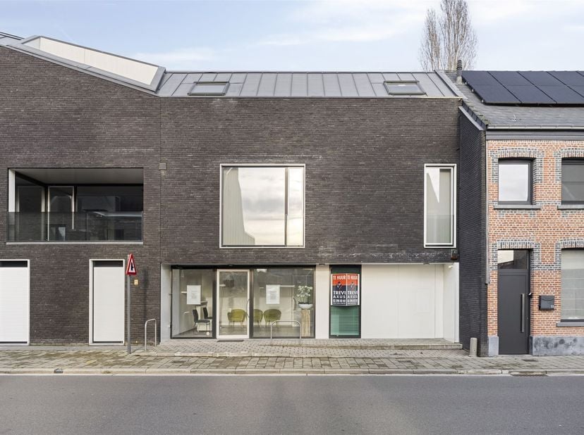 KANTOOR-, HANDELS- OF PRAKTIJKRUIMTE VOOR DIVERSE DOELEINDEN 101 M².<br />
 Ligging nabij centrum en station Ruisbroek (Puurs-Sint-Amands) met veel p