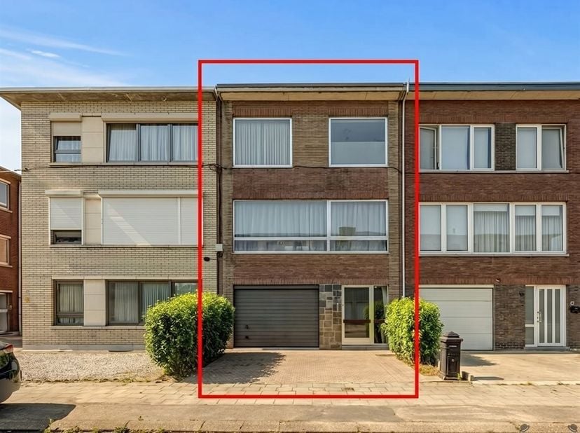 Cette maison bien entretenue offre un agencement pratique et un espace étonnamment généreux, idéal pour les familles ou pour ceux qui souhaitent vivre