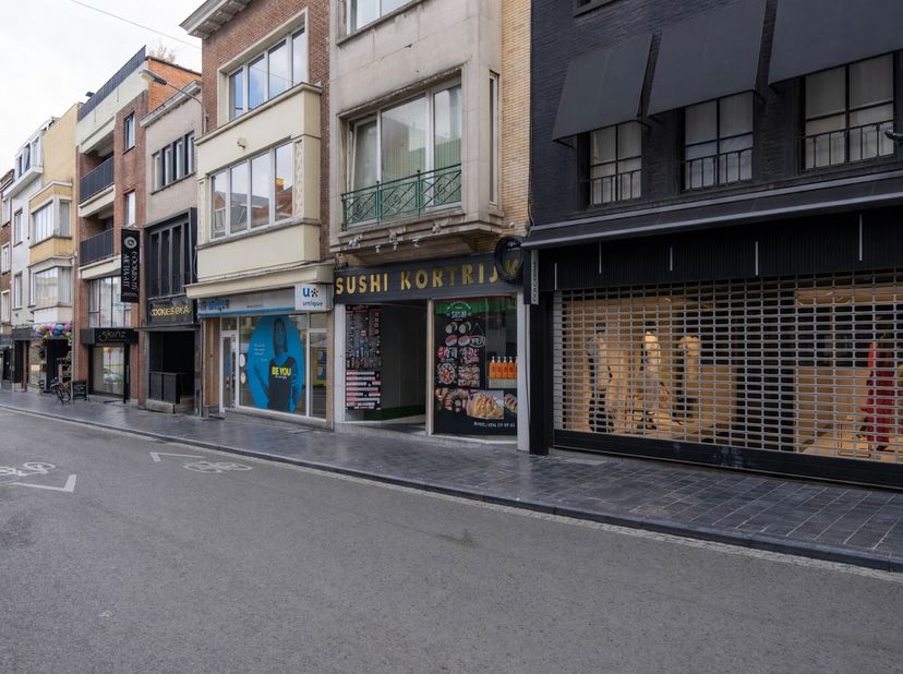 Op zoek naar een opbrengsteigendom of zelf iets starten?<br />
<br />
Deze handelsruimte van 221 m² bevindt zich op een uitstekende locatie in de Leie