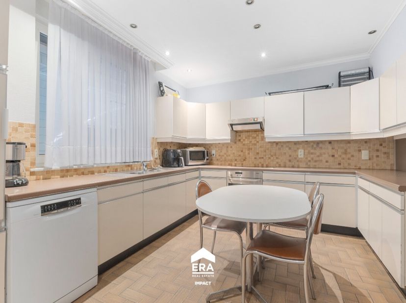 [[ DIT PAND NEEMT DEEL AAN DE ERA OPEN HUIZEN DAG OP 13/6 VAN 16:00 TOT 17:00 ]] Deze halfopen woning met handelsmogelijkheden is gelegen in het gezel