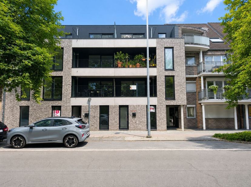 Instapklaar nieuwbouwappartement met 2 slaapkamers en ruim terras in Genk<br />
Ligging<br />
Dit instapklare nieuwbouwappartement is gelegen aan de S
