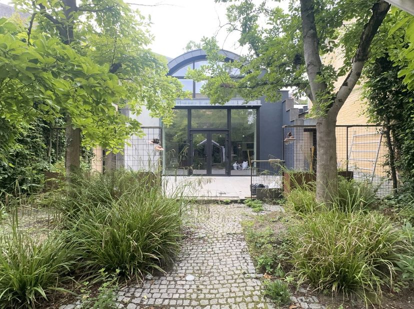 Ontdek deze commerciële horecaruimte te huur in Gent, gelegen in de achtertuin van een commercieel pand langs de Zwijnaardsesteenweg. Dankzij de uitst