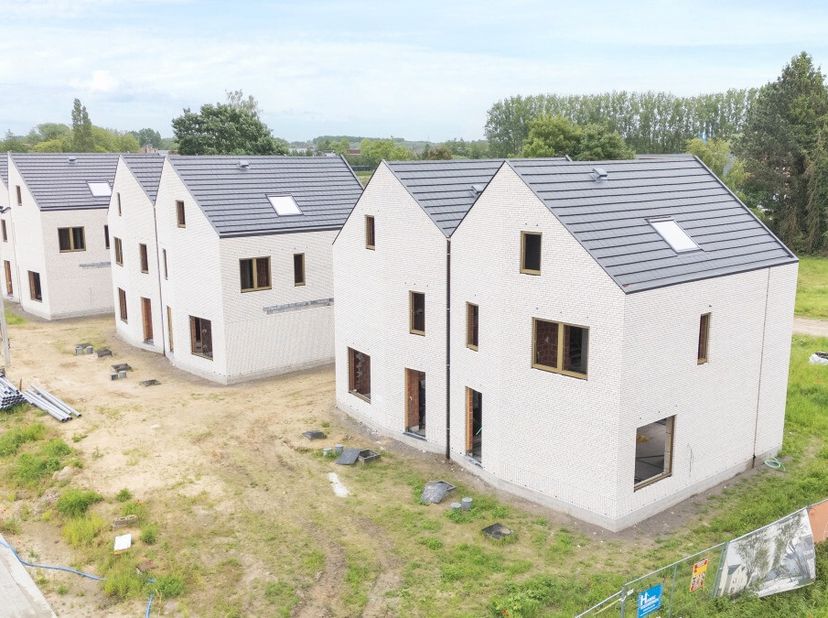 Découvrez cette magnifique maison semi-mitoyenne dans le parc Veldekens, située dans un quartier calme et verdoyant à Lebbeke. Avec une surface habita