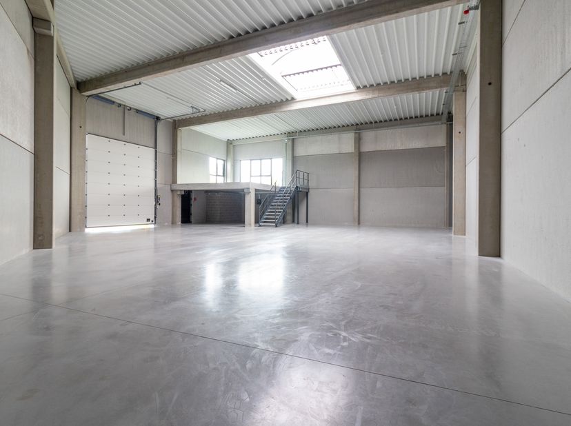 OPPORTUNITE UNIQUE POUR VOTRE ENTREPRISE <br />
Nouvelle construction offrant un espace de 326 m² avec 292 m² au sol et 34 m² en mezzanine<br />
LOCAL