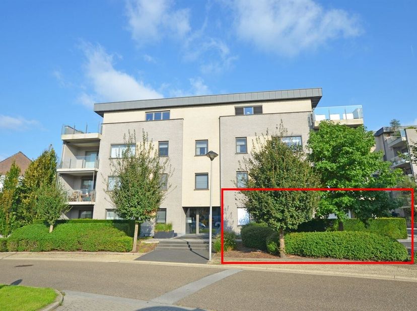 Dit verzorgde gelijkvloerse appartement, opgericht in 2012, biedt een bewoonbare oppervlakte van ±135 m², aangevuld met ongeveer 52 m² aan terrassen,