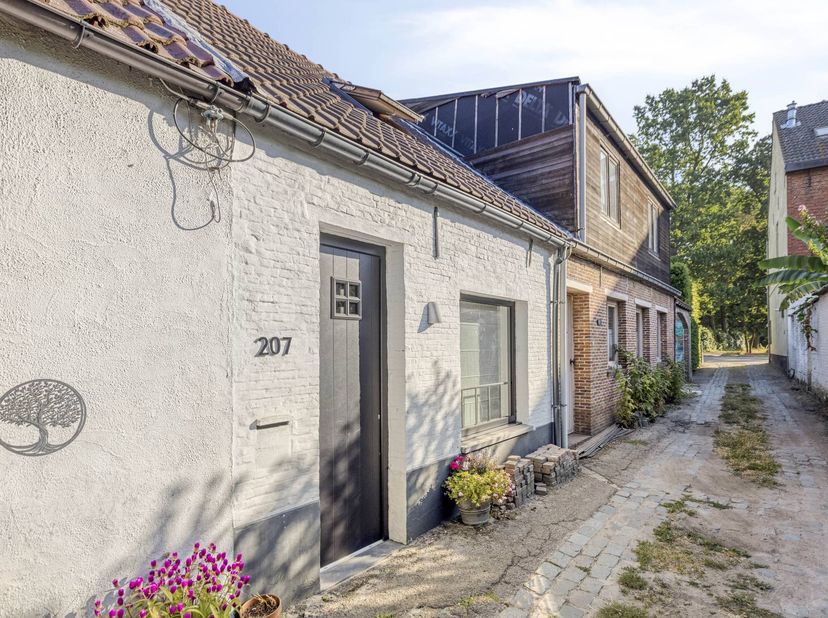Deze instapklare woning heeft heel wat te bieden en zal u zeker en vast verrassen! De woning die we te koop aanbieden is gelegen in Kapellen, op een g