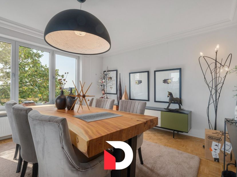 Een prachtig gerenoveerd ('2017) en gemeubeld hoekappartement (+/- 104m²) op het 5de verdiep voorzien van een uiterst lichtrijke living , een exclusie