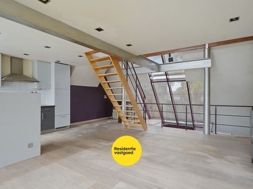 Kijkdag op vrijdag 10 juli - op afspraak!<br />
Te renoveren rijwoning met een verrassende, lichtrijke indeling en uitzonderlijk veel potentieel! Dank
