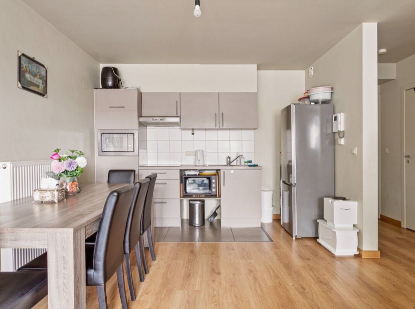 À louer: appartement de 2 chambres à proximité du centre de Waregem.Agencement: Hall d'entrée avec toilettes invitésPièce à vivre lumineuse avec accès