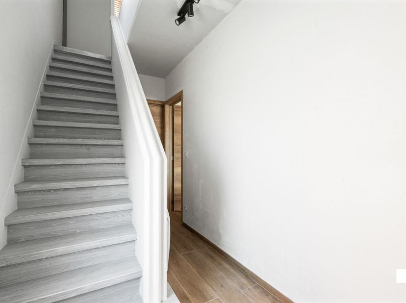 Deze gezinswoning werd in 2023 grondig gerenoveerd, waarbij o.a. een nieuwe aanbouw werd gerealiseerd. Met een bewoonbare oppervlakte van maar liefst