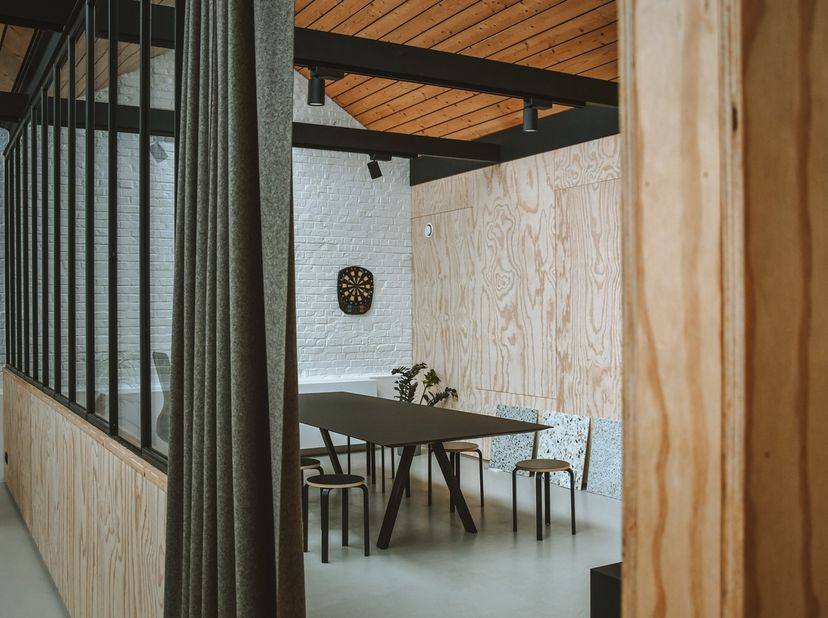 Deze kantoorruimte van ca. 90 m² biedt een flexibele en aangename werkomgeving binnen een coworkinghub. Dankzij de raampartijen geniet de ruimte van e
