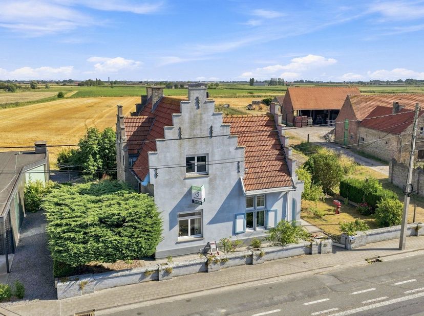Deze karaktervolle woning is gelegen aan de Schoorbakkestraat 23, in het centrum van Pervijze, deelgemeente van Diksmuide. Vanuit de woning geniet je