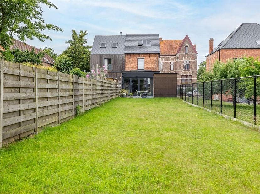 Deze volledig vernieuwde woning bevindt zich in een groene, rustige omgeving vlak bij Diest en Tessenderlo. Via de aparte inkomhal krijg je toegang to