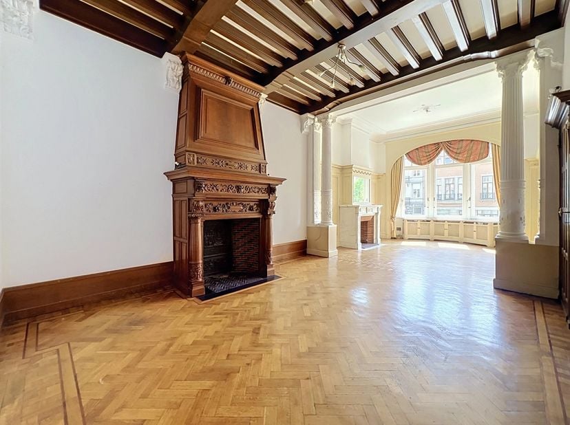 Bien présenté par Alexandra Dewitte Tel : 0473/84.61.61 ou alexandra.dewitte@victoire.be<br />
Victoire junot vous propose un triplex de prestige, spa