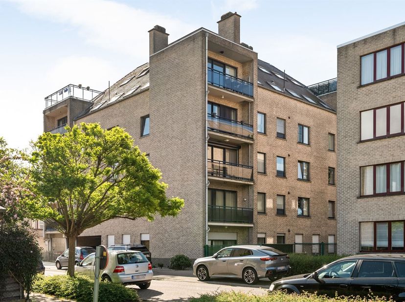 Omschrijving: Dit dakappartement is gelegen nabij het bruisende Ruggeveld en het groene Rivierenhof en bevindt zich op de vijfde verdieping van een ve