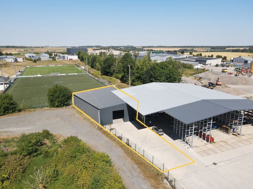 In de industriezone van Biron in Ciney ontdekt u deze professionele opslagruimte met een oppervlakte van meer dan 450 m². Het pand beschikt over een b