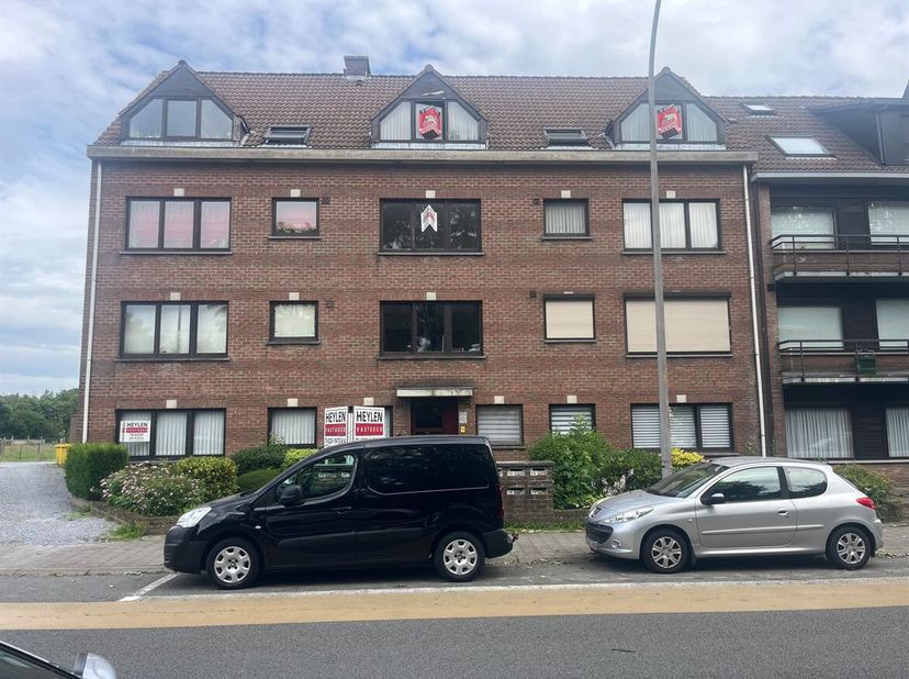 Studio prêt à emménager avec garage<br />
Situation : Situé le long de la Diestseweg, avec un accès facile au centre de Geel, aux communes environnant