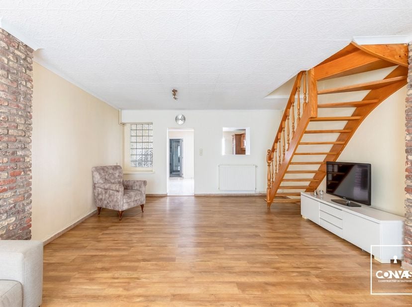 Deze op te frissen woning ligt in een rustige buurt, maar toch slechts op een steenworp van alles wat de stad te bieden heeft. Winkels en openbaar ver