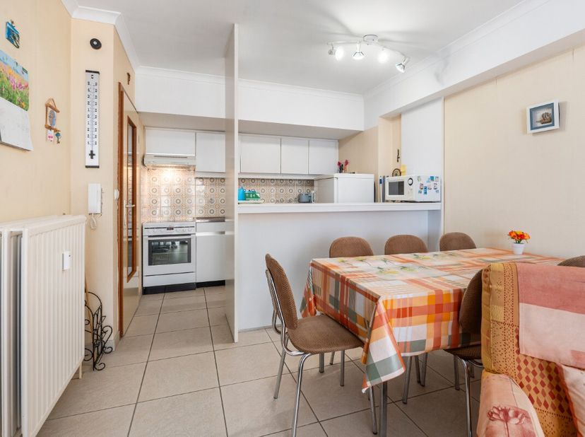 Te renoveren 1-slaapkamerappartement met lateraal zeezicht in Sint-Idesbald Dankzij het laterale zeezicht en de zongerichte oriëntatie geniet u elke m