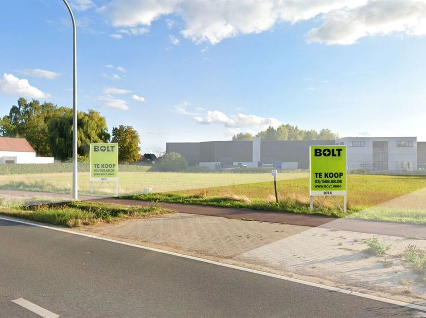 Terrain à bâtir de 669 m² pour HOB.<br />
Dimensions : environ 9 mètres de large par 70 mètres de profondeur.<br />
Situé à proximité du centre du vil