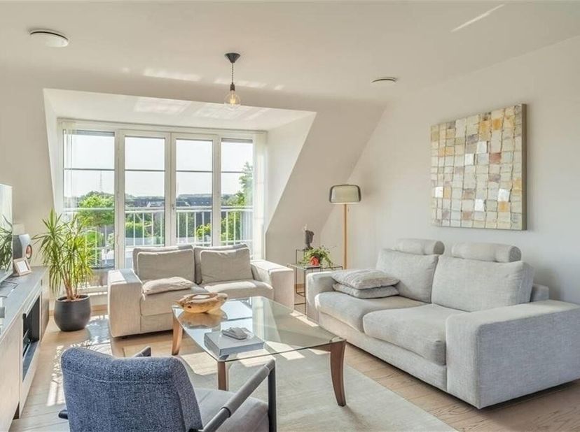 Zeer ruim appartement met 3 slaapkamers op toplocatie<br />
Welkom in hartje Munsterbilzen. Deze buurt is geliefd omwille van de rustige ligging, het