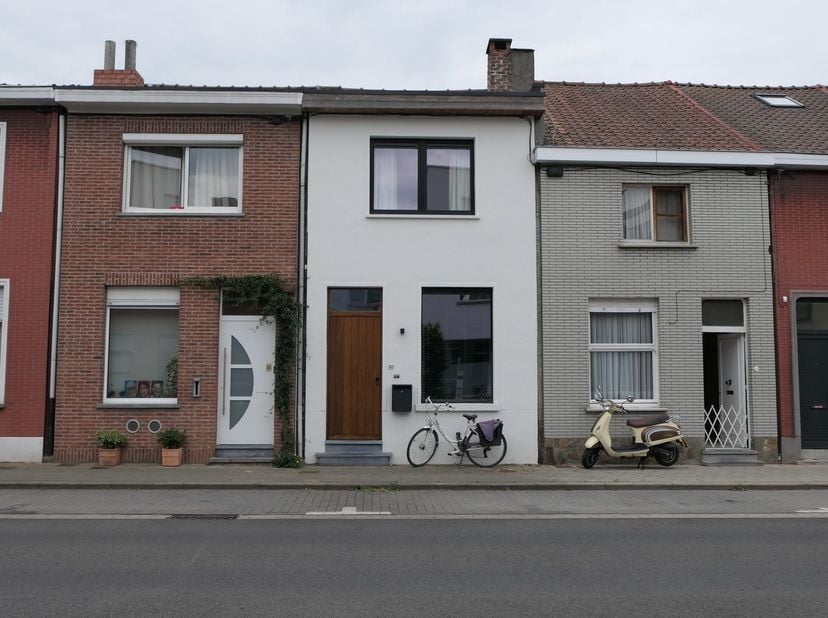 Op zoek naar een gezellige en energiezuinige woning in Kortrijk? Deze verzorgde rijwoning in de Voorzienigheidstraat biedt een aangename combinatie va