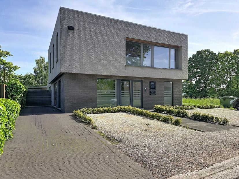In een rustige straat op een gunstige afstand tov het centrum van Lommel en de ring ligt deze moderne woning met praktijkruimte op een perceel van +/-