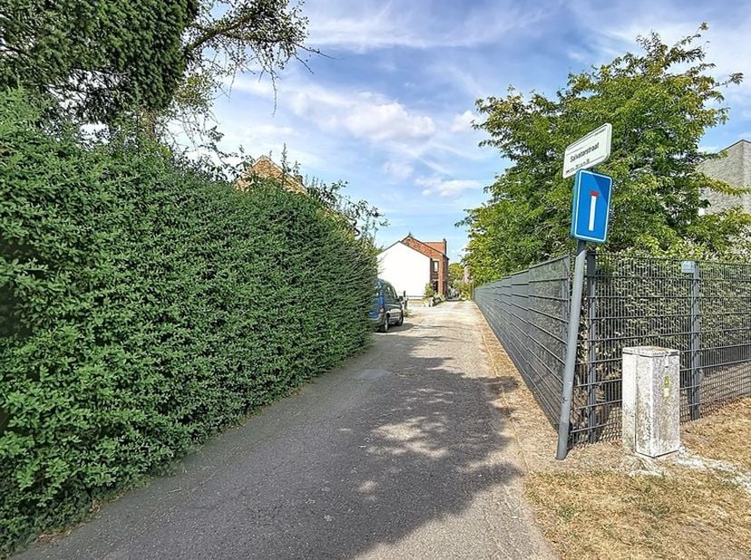 Bent u op zoek naar een eigendom waar u volledig uw eigen woonproject van kunt maken? Dan biedt deze woning met bouwgrond, gelegen aan de Salvatorstra