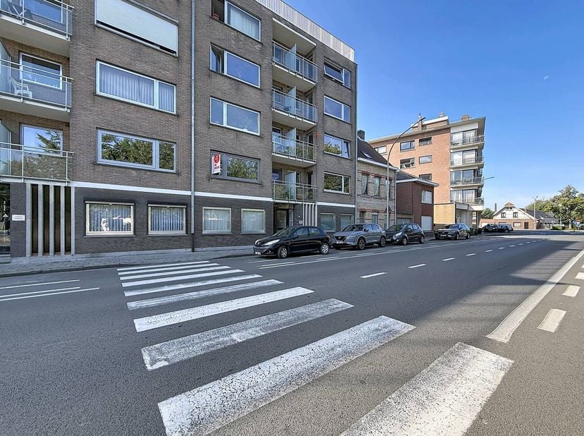 Op de eerste verdieping van een verzorgd gebouw met lift bevindt zich dit ruime appartement. De doordachte indeling, de twee terrassen en de privatiev