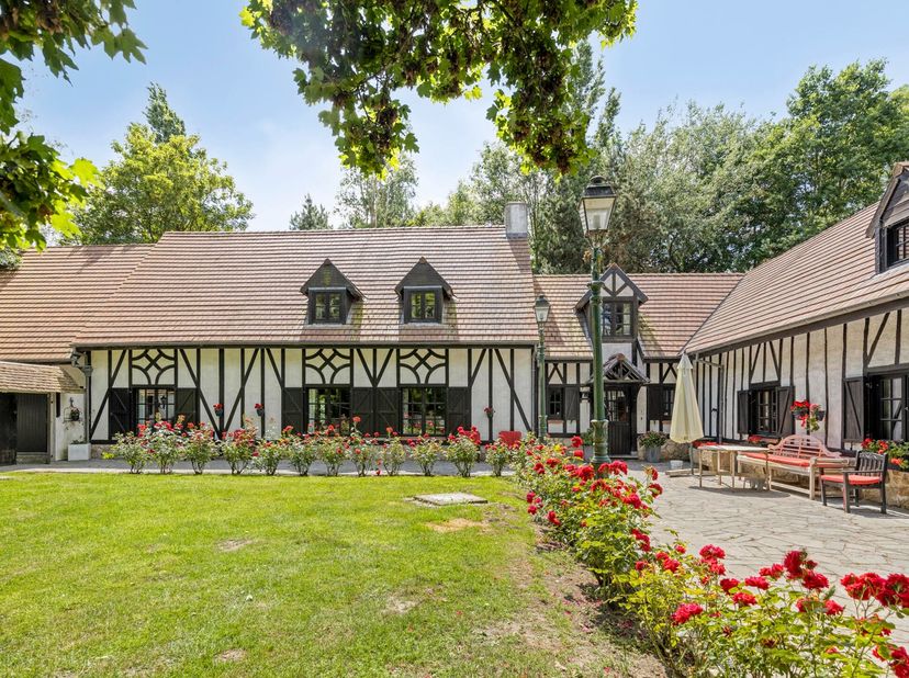 In de Portweg te Vladslo (Diksmuide) bevindt zich dit exclusieve landhuis met een uitzonderlijke uitstraling en royale afmetingen.<br />
<br />
De vil