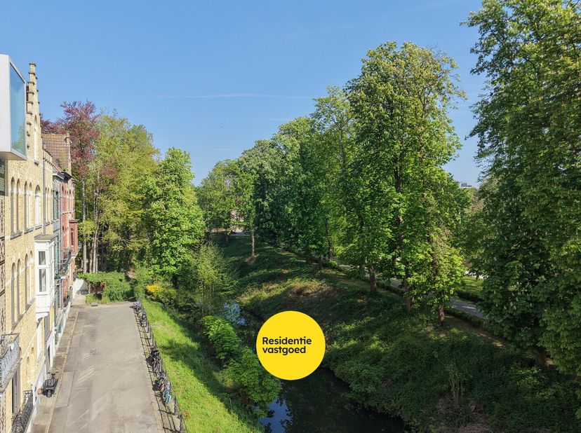 In een groene, residentiële omgeving net buiten de historische binnenstad van Brugge bevindt zich dit uitzonderlijk gerenoveerd burgerhuis (1908), waa