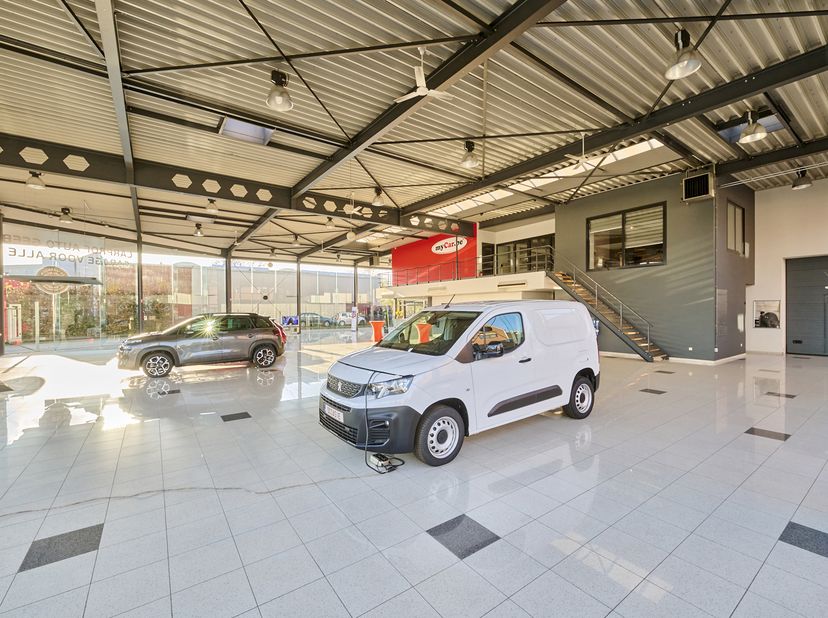 Deze handelsruimte met werkplaats/magazijn bevindt zich op een commerciële toplocatie in Maasmechelen. Op een perceel van ruim 6133m² aan de drukke Ri