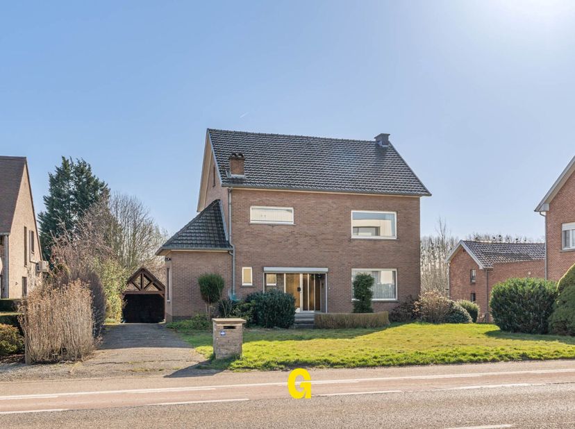 *** IN OPTIE *** Langs de Tongersesteenweg ter hoogte van nummer 48B bevindt zich deze te renoveren vrijstaande woning met een netto bruikbare vloerop