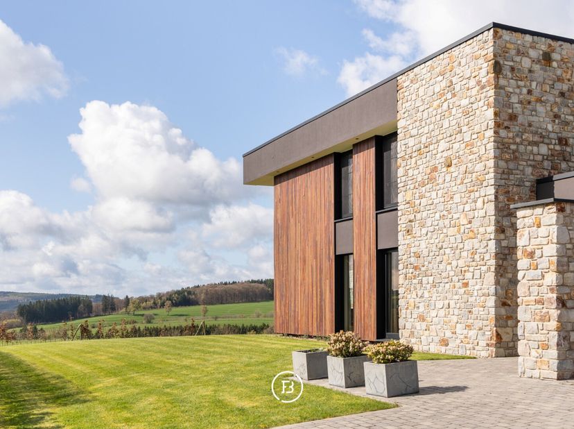 In het schilderachtige Eimerscheid (Büllingen) bevindt zich deze architecturale parel uit 2021, een statement van modern design en ongekende luxe op e
