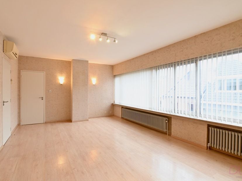 Dit appartement is gelegen op het tweede verdiep van een verzorgde residentie aan de Prins Albertlaan, op wandelafstand van het centrum van Sint-Truid