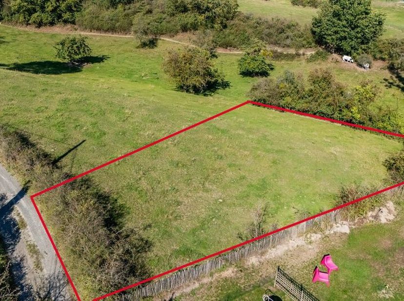 ERA B-LUX Vastgoedkantoor heeft het genoegen u dit mooie bouwperceel aan te bieden, gelegen in het charmante dorpje Somme-Leuze. Dit vlakke perceel ge