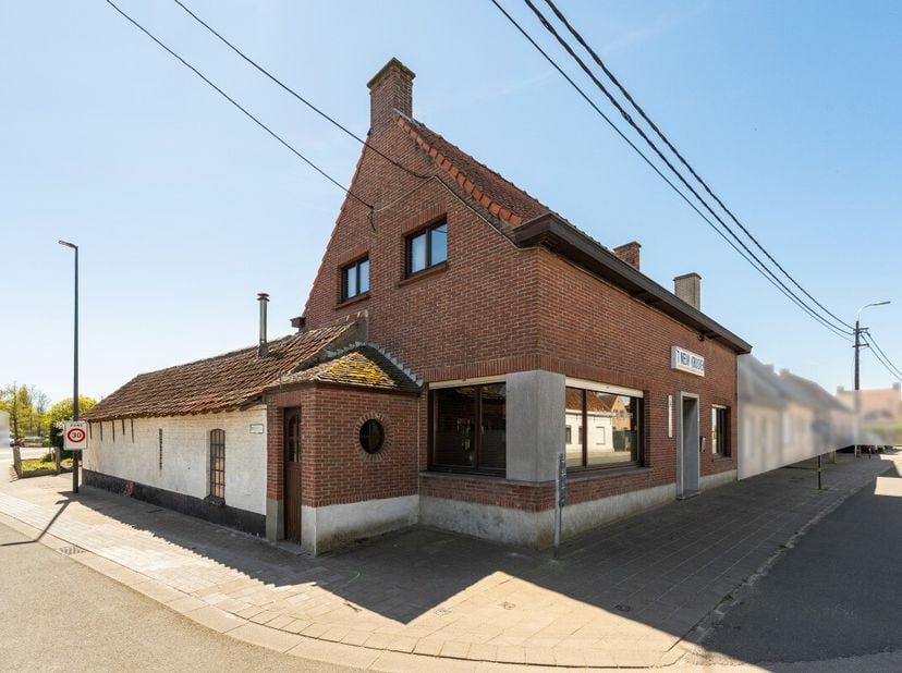 Te koop: halfopen huis met handelspand in Poesele, gelegen aan Bredeweg 21, op een centrale locatie met mooie parkeergelegenheden en een vlotte verbin
