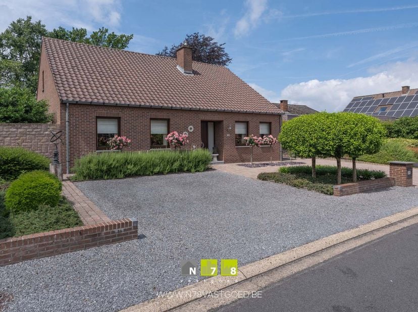 GELIJKVLOERSE WONING MET 3 SLAAPKAMERS OP EEN PERCEEL VAN 8A22CA TE MOLENBEERSEL.<br />
TROEVEN<br />
- Rustig gelegen in Molenbeersel, met vlotte ver