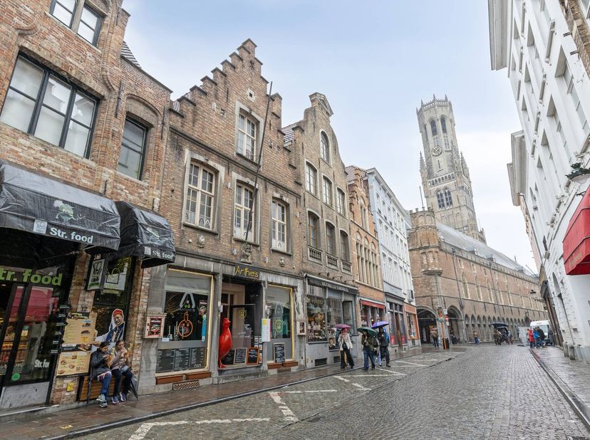 Reprise de l'activité hôtelière Arthie's dans la Wollestraat, près du marché de Bruges. <br />
<br />
Disposition :<br />
* Rez-de-chaussée : salle de