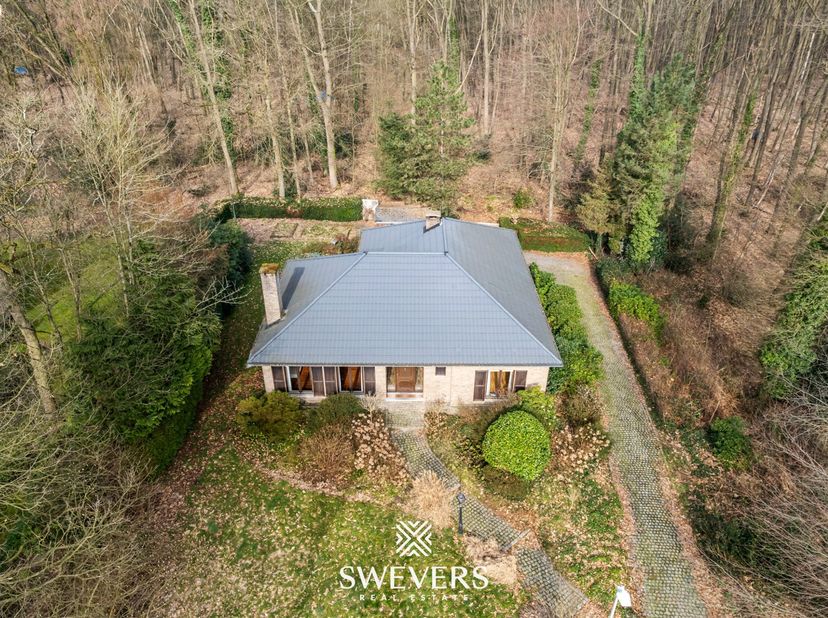 Voor meer info en foto’s, surf naar www.swevers.be – Deze open bebouwing op Ijskelder 57 in Heusden-Zolder ligt op een ruim perceel van 14a28ca en bie
