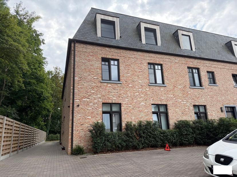 Luxueus nieuwbouw appartement (1V) van 131m² met 2 slaapkamers + bureau, ruim terras met beschermd groenzicht en afgesloten ruime garagebox. <br />
In