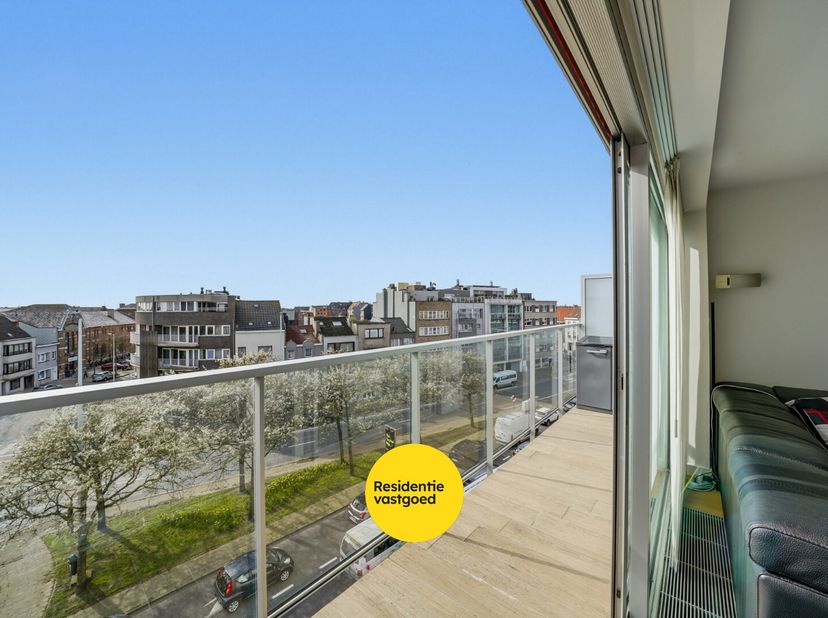 In Oostende bevindt zich dit verzorgd en ruim appartement met een bruikbare vloeroppervlakte van 118 m², gelegen in een residentie uit 1978. Het appar
