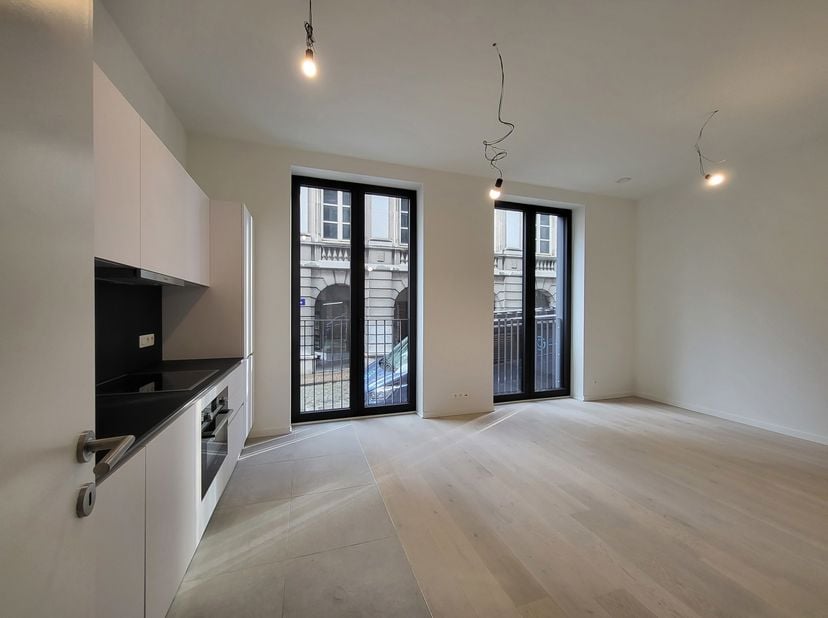 Appartement dans une construction neuve avec beaucoup de luminosité de 34 m² situé au rez d'un petit immeuble avec PEB B. Il se compose d'un hall d'en