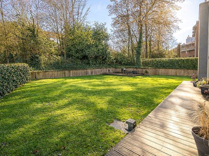 UCCLE – Tussen de prestigieuze Bogaertsschool en het Lycée Français, vlakbij openbaar vervoer. Dit prachtige appartement (2SLK/1BADK) van ±104 m² met
