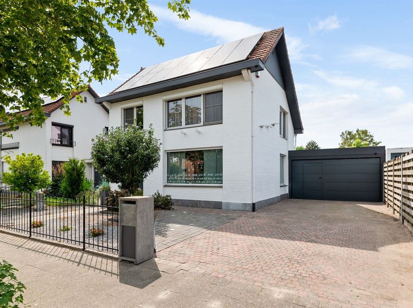 Instapklare energiezuinige woning met 4 slaapkamers, grote inpandige garage en overdekt zwembad, op een rustige ligging<br />
Via de inkomhal met vest