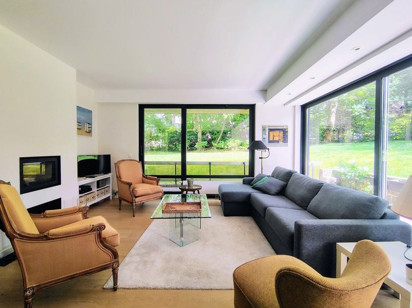 AUDERGHEM - à deux pas de la Forêt de Soignes, des transports (Herrmann-Debroux) et des commerces. Superbe appartement MEUBLÉ (2CH/1SDB) de ± 88 m² av